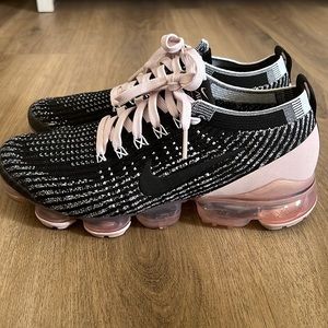 Like New- Nike Air Vapormax Flyknit 3 size 8.5
